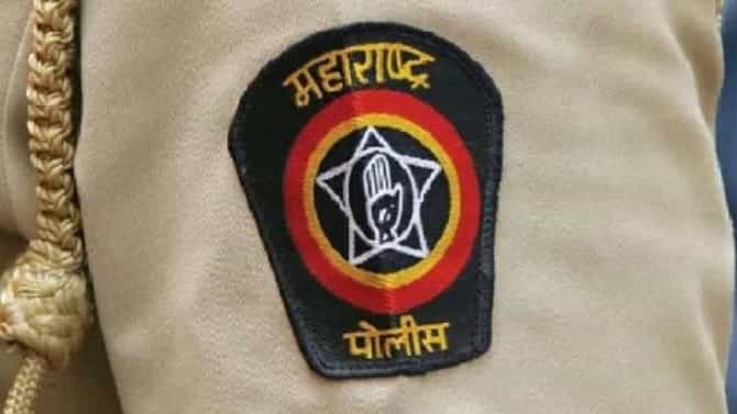 प्रेमीयुगल कारमध्ये बसले होते, पोलिसांनी धमकी देत दोघांना लाखोंमध्ये लुटले, पुढे...