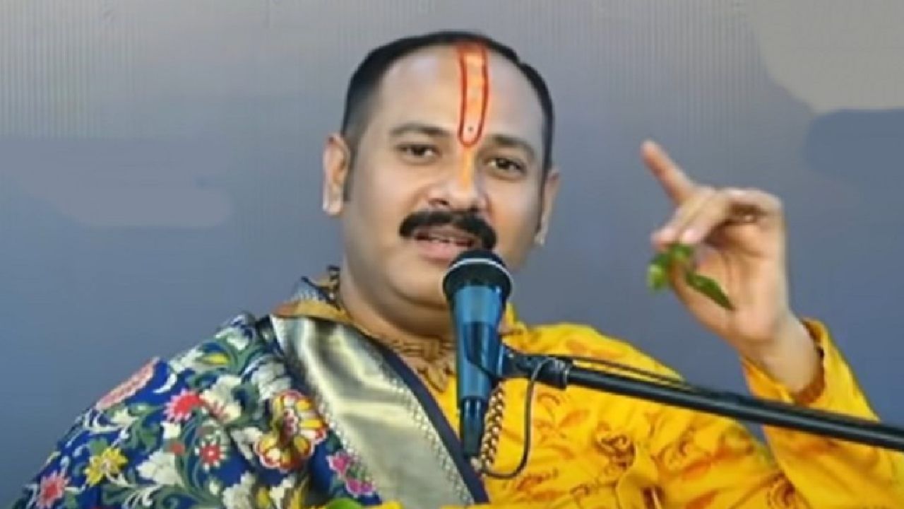 गुलाल ऐवजी नारळ फेकून मारला, डोक्यातून रक्तच आलं, महाराज जखमी, कथा वाचनाचा कार्यक्रम तडकाफडकी रद्द गुलाल ऐवजी नारळ फेकून मारला, डोक्यातून रक्तच आलं, महाराज जखमी, कथा वाचनाचा कार्यक्रम तडकाफडकी रद्द