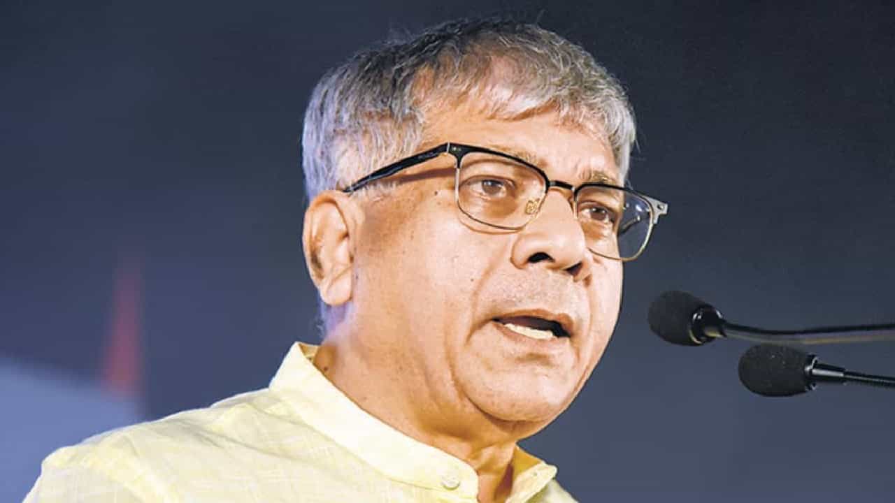 दोन महिन्यामध्ये शिंदे दिसणार नाहीत, भाजपवर टीका करताना प्रकाश आंबेडकर यांचं वक्तव्य दोन महिन्यामध्ये शिंदे दिसणार नाहीत, भाजपवर टीका करताना प्रकाश आंबेडकर यांचं वक्तव्य