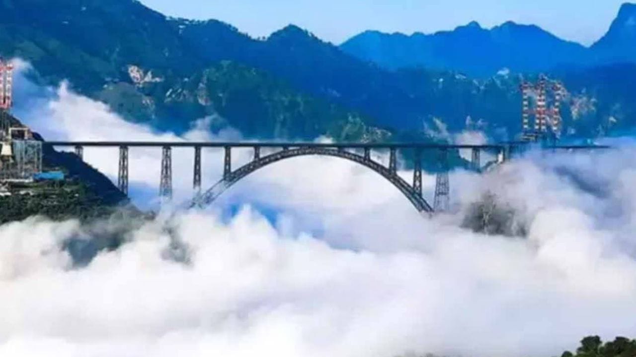 चिनाबवर उभारण्यात आलेला हा पूल 17 स्पॅन मिळून तयार करण्यात आला आहे. त्याची कमान 467 मीटर लांब आहे. ही कमान सर्वात लांब असल्याचे म्हटले जाते. रेल्वेच्या म्हणण्यानुसार 467 मीटर लांबीच्या कमानीचा स्पॅन जोडणे महत्त्वाचे आहे.