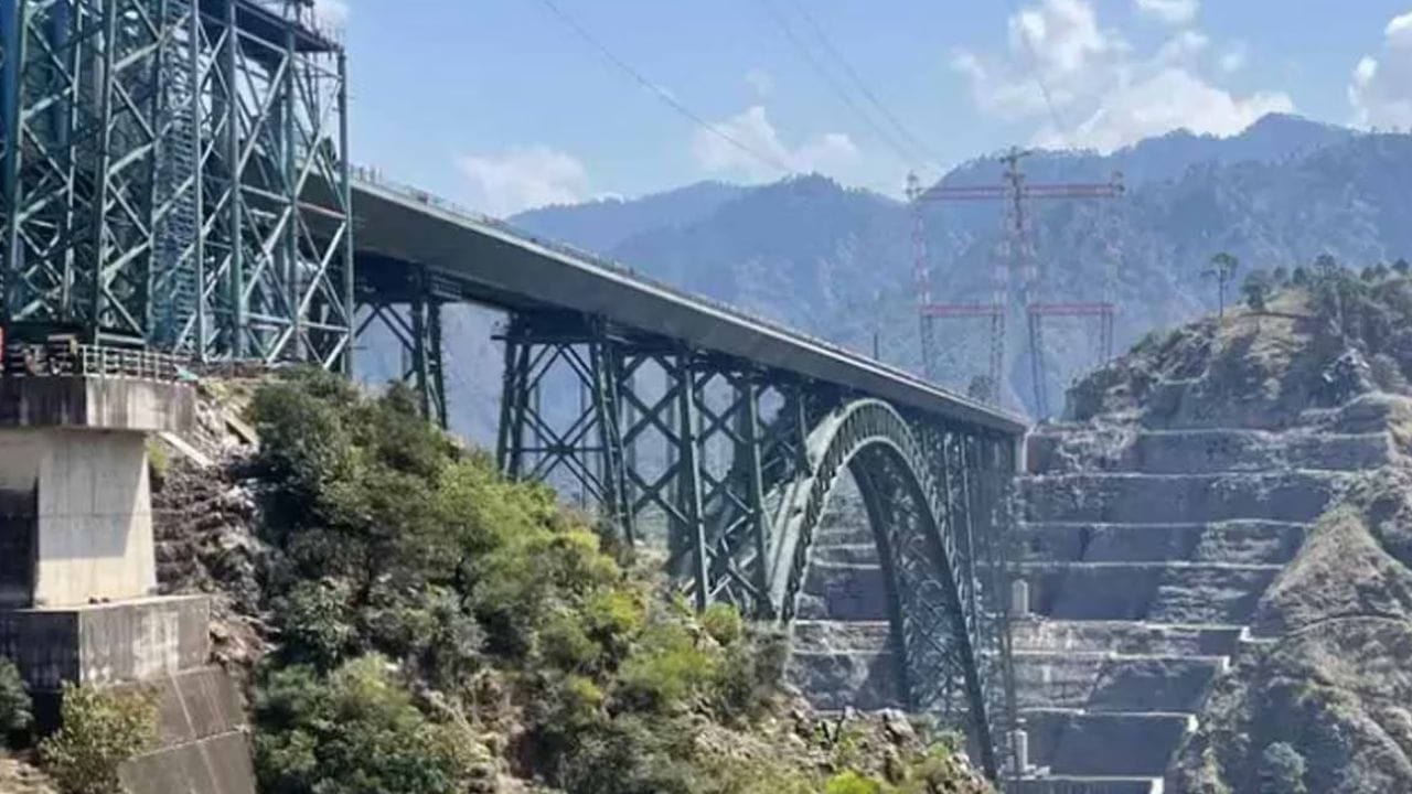 चिनाब नदीवर उभारण्यात येत असलेला हा पूल भूकंप आणि स्फोटक प्रतिरोधक आहे. हा पूल ताशी 266 किलोमीटर वेगाने वाऱ्याला तोंड देऊ शकतो. तसेच भूकंपाचे धक्के सहन करु शकतो. बांधकामात सुमारे 30,350 मेट्रिक टन स्टीलचा वापर आहे.