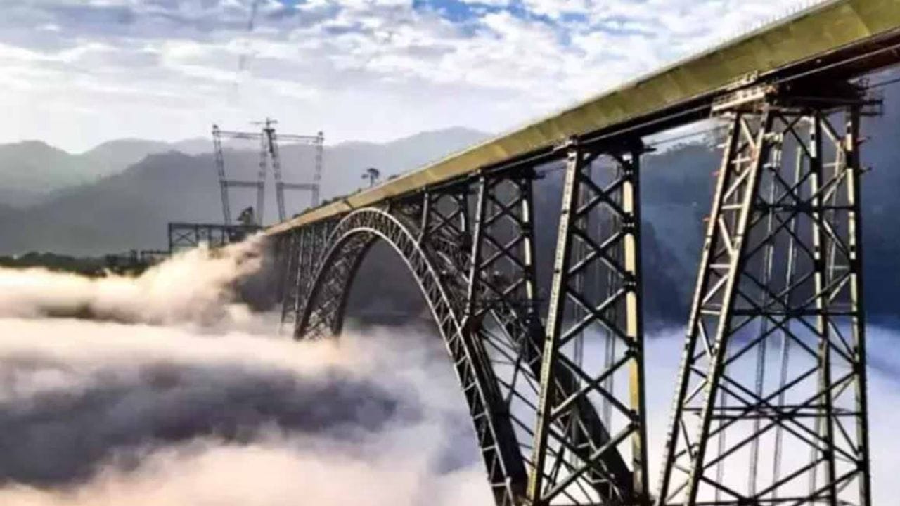 चिनाब नदीवरील या पुलाच्या संरचनात्मक तपशीलांसाठी 'टेकला' सॉफ्टवेअर वापरले आहे. या पुलाचे स्ट्रक्चरल स्टील -10 डिग्री सेल्सिअसपर्यंत तापमान सहन करू शकतो. या पुलाच्या निर्मितीसाठी कोकण रेल्वेची मदत घेण्यात आली आहे.