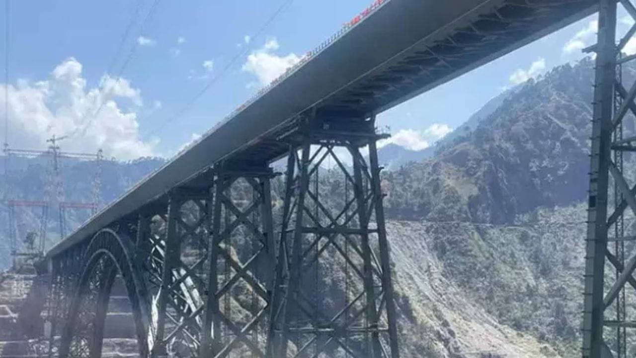 उत्तर रेल्वे आणि कोकण रेल्वे कॉर्पोरेशन लिमिटेड यांनी मिळून चिनाब पुलाचा आराखडा तयार केला आहे. कोकण रेल्वेला पहाडी भागात पूल निर्मितीचा अनुभव आहे. यामुळे कोकण रेल्वे कॉर्पोरेशन लिमिटेडने प्रकल्पाच्या ठिकाणी जाण्यासाठी सर्व रस्ते बांधले. या रस्त्यांमुळे दूरवरच्या गावांना जोडणी मिळाली आहे.