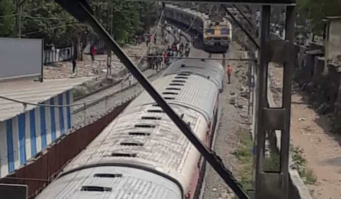 लोकलचा पेंटग्राफ तुटल्याने मध्य रेल्वेची वाहतूक विस्कळीत