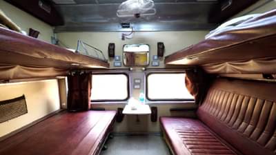 रेल्वेचा नियम ठरतो फायदेशीर, महिलेसोबत कुटुंबातील एका व्यक्तीला असा करता येतो स्वस्तात फर्स्ट एसी प्रवास