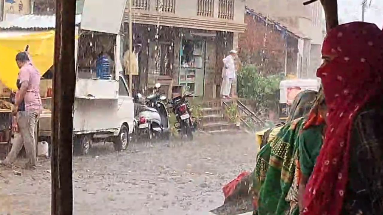 विदर्भात मंगळवारपासून (२ एप्रिल) काही ठिकाणी पुढील तीन दिवस उष्णतेच्या लाटेचा इशारा भारतीय हवामान विभागाने दिला आहे. मध्य भारतात कोरडे वातावरण निर्माण झाल्याने तापमान वाढणार आहे.  विदर्भात उष्णतेच्या लाटेमुळे कमाल तापमान ४२ अंश सेल्सियसपेक्षा जास्त जाण्याची शक्यता आहे. 