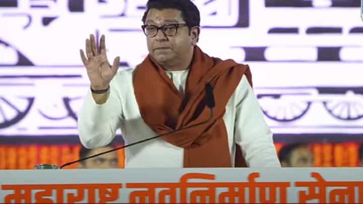 निवडणुकीत डॉक्टर, नर्सेस मतदारांची नाडी मोजणार की डायपर बदलणार? आयोगावर राज ठाकरे बरसले निवडणुकीत डॉक्टर, नर्सेस मतदारांची नाडी मोजणार की डायपर बदलणार? आयोगावर राज ठाकरे बरसले