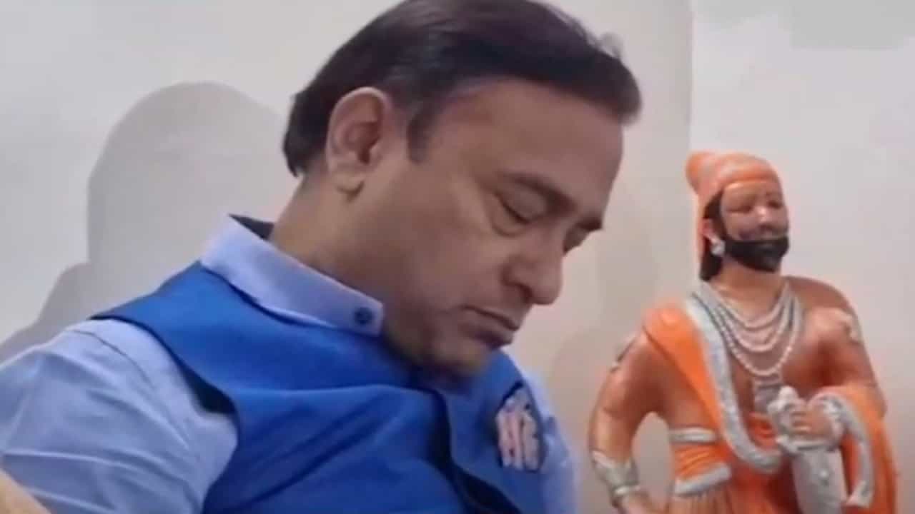 भर पत्रकार परिषदेत डुलकी, गोऱ्हे यांनी जरा उठा... म्हणताच शिवसेनेचे प्रवक्ते खडबडून जागे