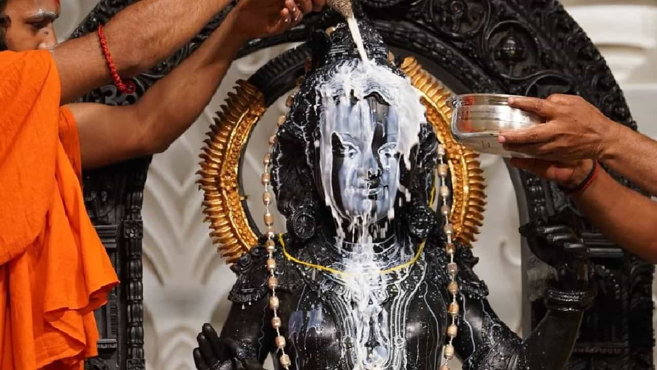अयोध्येत भगवान श्रीराम जन्मोत्सवाची तयारी जोरात सुरू आहे. तब्बल 500 वर्षांनंतर प्रथमच भगवान श्री राम यांची त्यांच्या जन्मभूमीवर रामनवमी साजरी होत आहे.