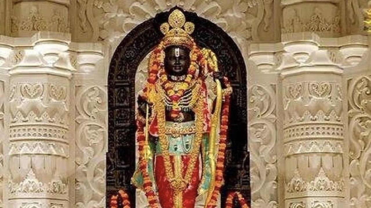 संपूर्ण राम मंदिर फुलांनी सजवण्यात आले आहे. भाविकांना भगवान श्रीरामाचे दर्शन घेता यावे यासाठी विशेष व्यवस्था करण्यात आली आहे.