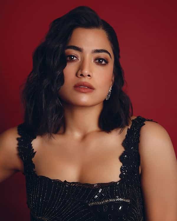 अभिनत्री रश्मिका मंदाना (Rashmika Mandanna) हिने अनेक सिनेमांमध्ये महत्त्वाची भूमिका साकारत चाहत्यांचं मनोरंजन केलं. पण 'ॲनिमल' सिनेमामुळे तिच्या लोकप्रितेत आणखी वाढ झाली.