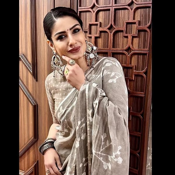 अभिनेत्री रवीना टंडन गेल्या अनेक वर्षांपासून इंडस्ट्रीमध्ये सक्रिय आहे. तिच्या चाहत्यांची संख्या देखील फार मोठी आहे.