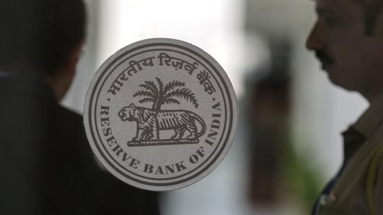 महाराष्ट्रातील या बँकेवर आरबीआयचे निर्बंध, पैसेही काढता येणार नाही...काय असणार पर्याय