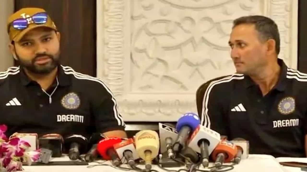 आगामी टी 20 वर्ल्ड कपसाठी टीमची निवड करण्यासाठी 1 मे शेवटची तारीख आहे. त्यामुळे कुणाला संधी मिळणार? याकडे क्रिकेट चाहत्यांचं लक्ष लागून आहे. तर दुसऱ्या बाजूला वर्ल्ड कप तिकीट मिळवण्यासाठी खेळाडूंमध्ये चढाओढ पाहायला मिळत आहे. आयपीएलमधील कामगिरी ही खेळाडूंसाठी निर्णायक ठरणार आहे. आयपीएलमधील कामगिरीच्या आधारावर काही खेळाडूंना संधी मिळू शकते. बीसीसीआय निवड समिती कोणत्या खेळाडूंना संधी देऊ शकते? टीम इंडियाचा वर्ल्ड कपसाठी संभावित संघ कसा असू शकतो? हे जाणून घेऊयात.