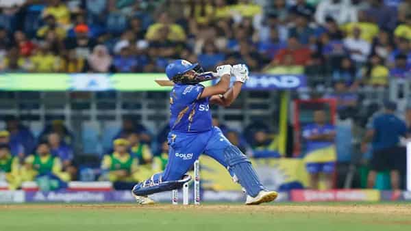 IPL 2024 चा सीजन सुरु असताना रोहित शर्मा सध्या वेगवेगळ्या कारणांमुळे चर्चेत आहे. इंडियन प्रीमियर लीगमध्ये मुंबई इंडियन्सची कामगिरी चांगली होत नाहीय. आतापर्यंत या टीमने चार मॅच गमावल्या आहेत.