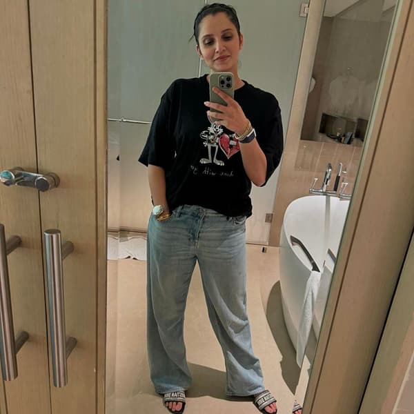 भारताची टेनिसस्टार सानिया मिर्झा तिच्या घटस्फोटामुळे चर्चेत आली होती. घटस्फोटानंतर सानिया तिच्या मुलासह भारतात परतली आहे. आता लवकरच ती कॉमेडियन कपिल शर्माच्या शोमध्ये पाहुणी म्हणून येणार असल्याचं कळतंय. सानियाने खुद्द यासंदर्भातील एक फोटो पोस्ट केला आहे.