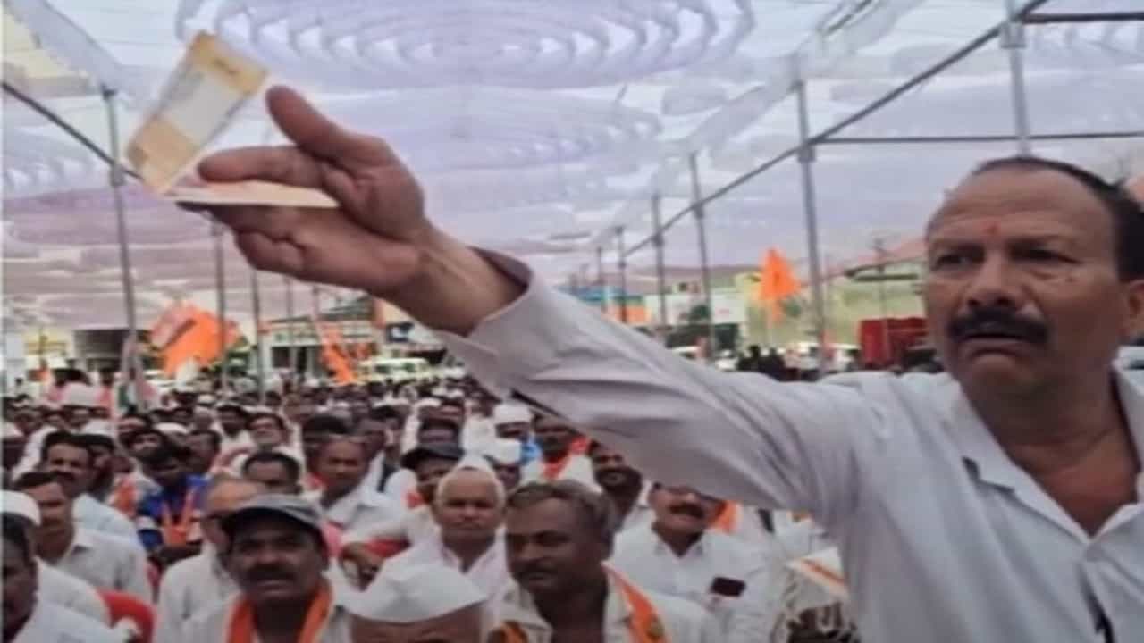 दोनशे रूपये घ्या, पण... ठाकरेंच्या सभेसाठी आलेल्या लोकांकडून विनंती दोनशे रूपये घ्या, पण... ठाकरेंच्या सभेसाठी आलेल्या लोकांकडून विनंती
