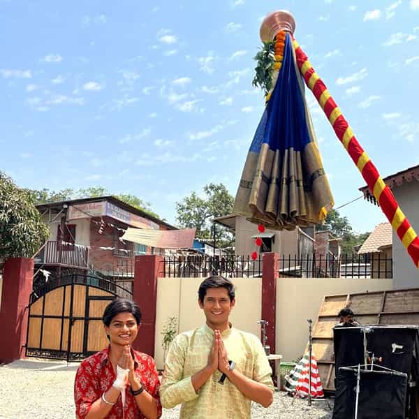 एका लहान मुलाला वाचवताना शिवाच्या हाताला दुखापत होते. त्यामुळे रामभाऊ तिला घरी यायला सांगतात. शिवाला घरी पाहून आशु शॉक होतो. तर दुसरीकडे आशु गुढी उभारत असताना त्याच्या हातून गुढी सुटते आणि नेमकी त्याचवेळेस शिवा ती सांभाळते. त्यामुळे योगायोगाने आशु आणि शिवाच्या हातून गुढी उभारली जाणार.