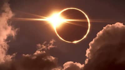 आक्रितच ! सूर्यग्रहणाला घाबरून ज्योतिष महिलेने नवऱ्यासह मुलांना जीवे मारलं; असं काय घडलं?