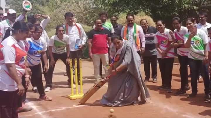 पुण्यात सुनेत्रा पवारांची जोरदार बँटिंग, व्हायरल व्हिडीओची तुफान चर्चा पुण्यात सुनेत्रा पवारांची जोरदार बँटिंग, व्हायरल व्हिडीओची तुफान चर्चा