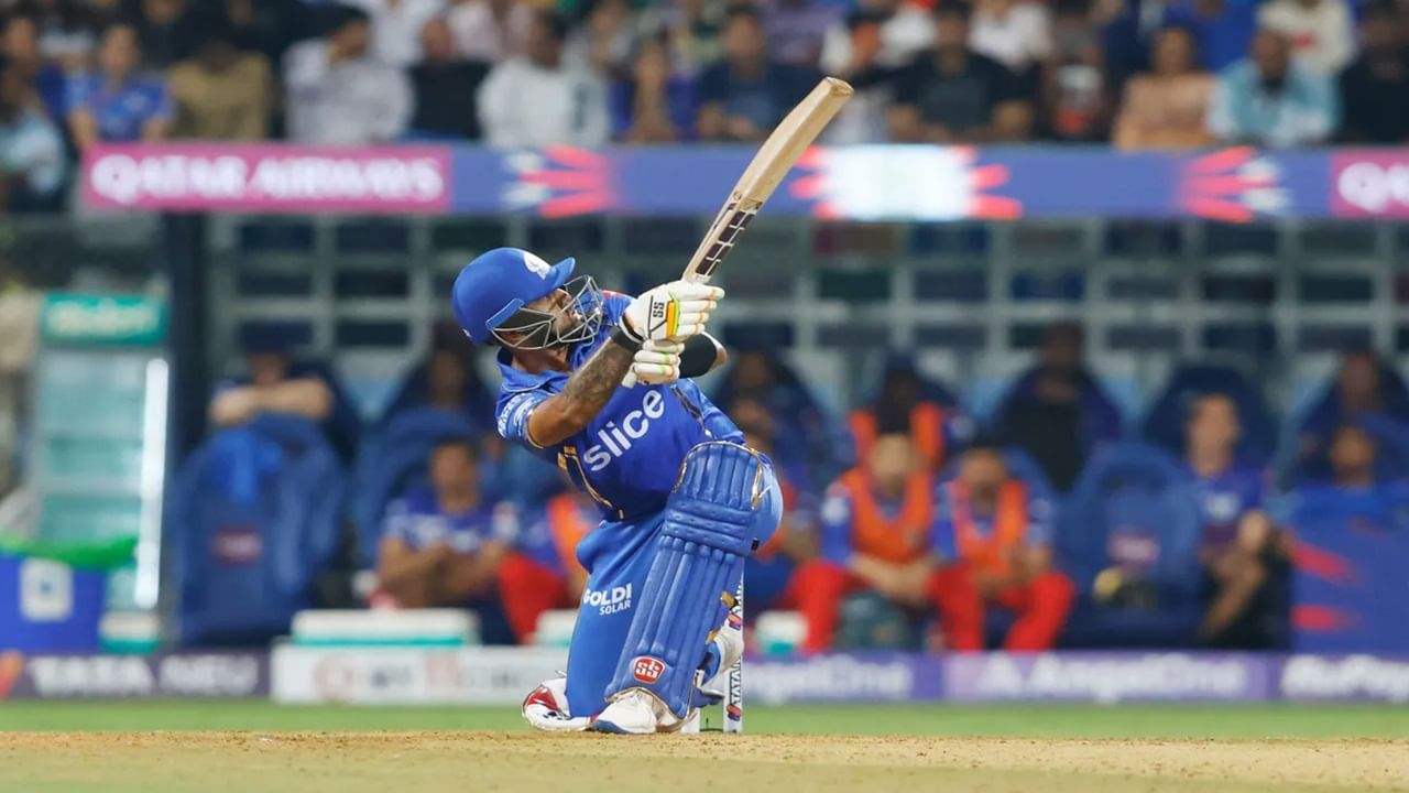 Suryakumar Yadav चा वानखेडेत धुमधडाका, आरसीबी विरुद्ध 17 बॉलमध्ये तुफानी फिफ्टी Suryakumar Yadav चा वानखेडेत धुमधडाका, आरसीबी विरुद्ध 17 बॉलमध्ये तुफानी फिफ्टी