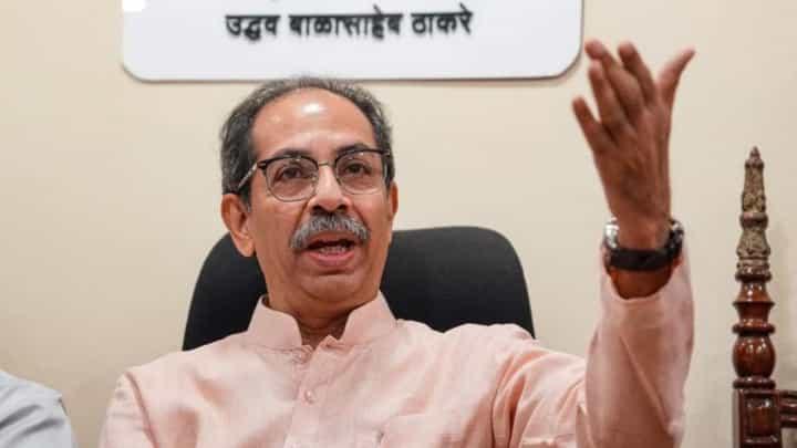 ठाकरेंना राजीनामा देण्यास कुणी भाग पाडलं? शिवसेनेच्या नेत्याचा मोठा गौप्यस्फोट ठाकरेंना राजीनामा देण्यास कुणी भाग पाडलं? शिवसेनेच्या नेत्याचा मोठा गौप्यस्फोट