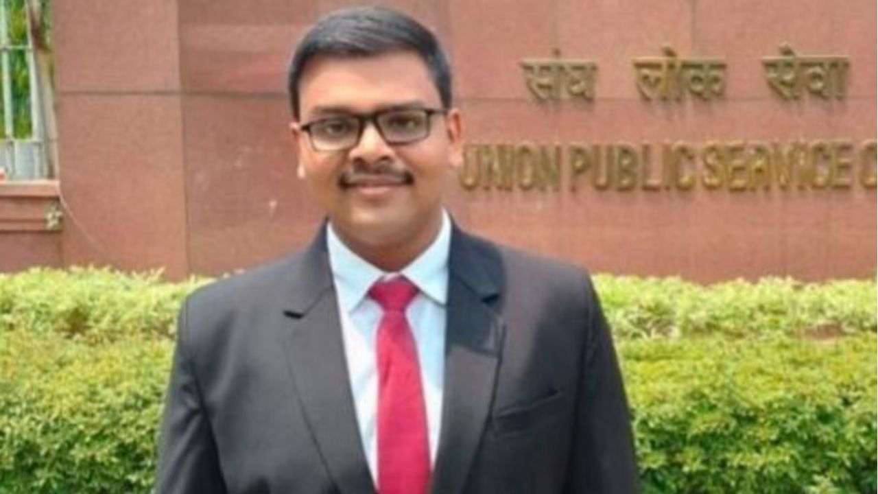 लाखोंची नोकरी सोडून UPSC ची तयारी, टॉपर आदित्य श्रीवास्तव याचा यशाचा फंडा काय?