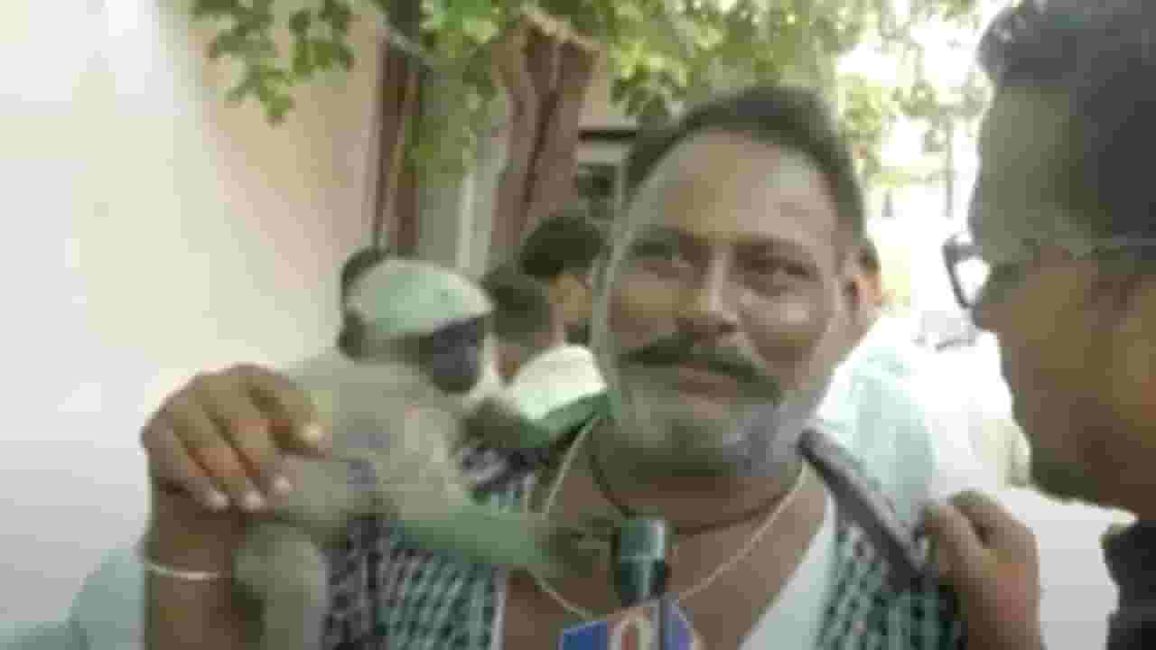 दुसऱ्या टप्प्यात अनोख्या मतदाराची चर्चा, थेट माकड कडेवर घेऊन केलं मतदान