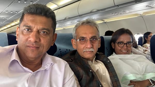 नाराज वर्षा गायकवाड थेट दिल्लीला रवाना, काय घेणार भूमिका?