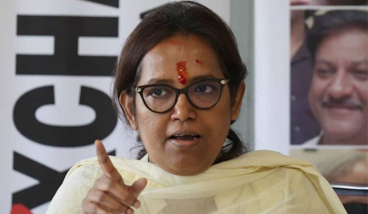 बेकायदेशीर होर्डिंग कोणाच्या मेहेरनजरनं?; घाटकोपरच्या दुर्घटनेवर बोलताना वर्षा गायकवाड संतापल्या