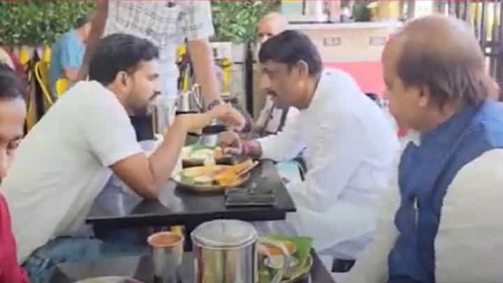 होऊ दे खर्च... प्रचारादरम्यान दोन विरोधकांनी तिसऱ्या विरोधकांच्या प्रभागात मारला मिसळीवर ताव होऊ दे खर्च... प्रचारादरम्यान दोन विरोधकांनी तिसऱ्या विरोधकांच्या प्रभागात मारला मिसळीवर ताव