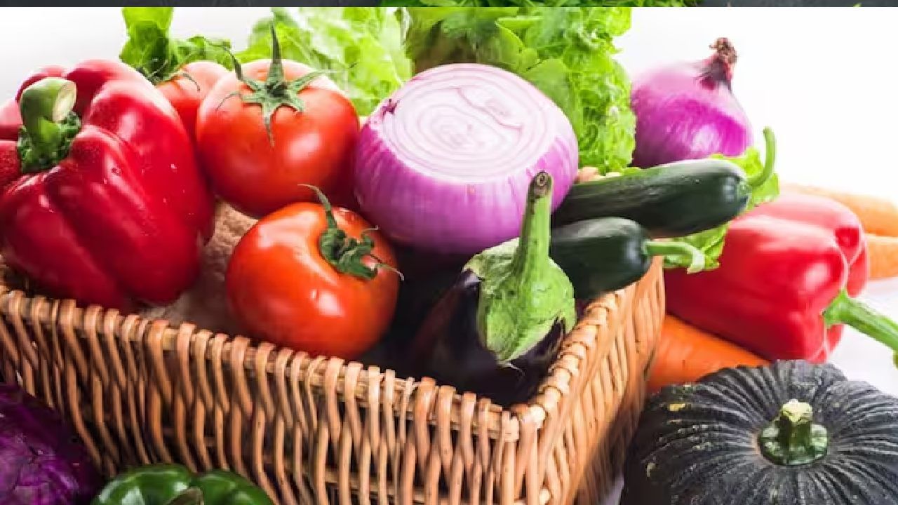  भाज्या वेगळ्या ठेवा : सर्वच भाज्या फ्रीजमध्ये ठेवायची गरज नसते. कांदे, बटाटे तसेच टोमॅटो, काकडी यांसारख्या भाज्या फ्रीजमध्ये ठेवू नका. बाहेर मोकळ्या हवेत त्या जास्त ताज्या राहतील. 