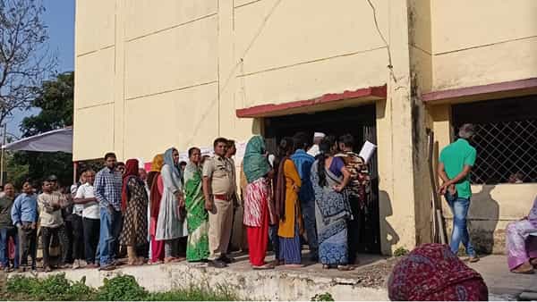 लोकसभा निवडणुकीच्या पहिल्या टप्प्यातील पाच जागांवर मतदानाला सुरुवात झाली आहे. मतदान करण्यासाठी अनेक राजकीय नेत्यांनी देखील हजेरी लावली आहे.