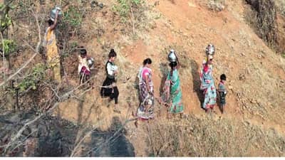 शहरवासीयांनो पाण्यासाठी ही कसरत पाहा, निसरड्या वाटेवरुन लहान मुलांसोबत दोन किमी पायपीट, शेवटी मिळते हंडाभर गढूळ पाणी