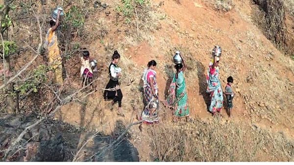 शहरवासीयांनो पाण्यासाठी ही कसरत पाहा, निसरड्या वाटेवरुन लहान मुलांसोबत दोन किमी पायपीट, शेवटी मिळते हंडाभर गढूळ पाणी