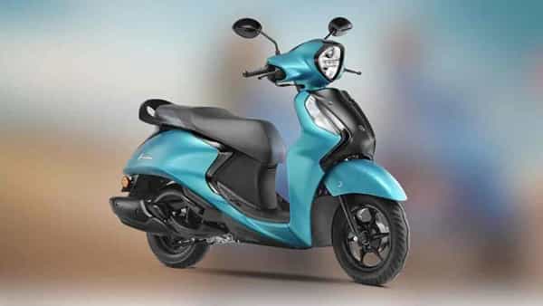 Yamaha Fascino 125 Fi Hybrid स्कूटर रेट्रो-स्टाइलमध्ये येते. ही स्कूटर प्रती लीटर 68 किलोमीटर पर्यंत मायलेज देऊ शकते. या स्कूटरच वजन जवळपास 99 किलोग्रॅम आहे. या स्कूटरची किंमत 79,600 रुपयापासून (एक्स-शोरूम) सुरु होते.