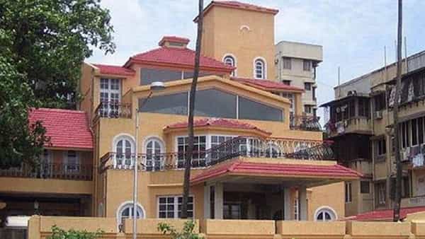मुंबईतील कार्टर रोड परिसरात बॉलिवूड इंडस्ट्रीतील अनेक सेलिब्रिटी राहतात. पण 1950 च्या दशकात याठिकाणी पारशी आणि अँग्लो इंडियन समुदायाचे लोक अधिक होते. त्यावेळी अद्याप बॉलिवूड सेलिब्रिटी तिथपर्यंत पोहोचले नव्हते. इंडस्ट्रीतील फक्त दोन मोठ्या लोकांच्या मालकीचे दोन मोठे बंगले या परिसरात होते.