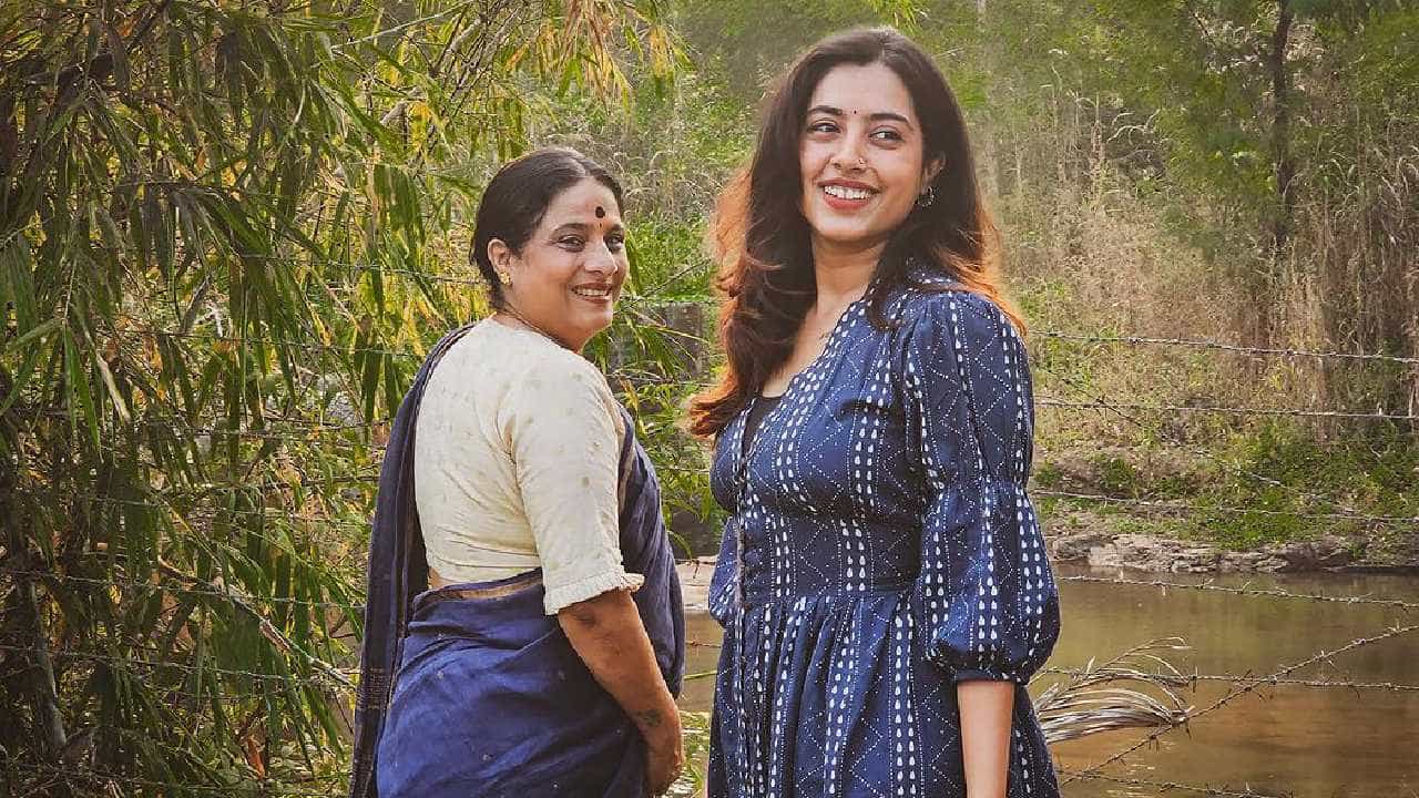 अभिनेत्री शुभांगी गोखले यांची लेक अभिनेत्री सखी गोखले ही विविध मुद्द्यांवर आपलं परखड मत मांडत असते. सखीने आपल्या आईच्या स्वभावाविषयी भाष्य केलं आहे.