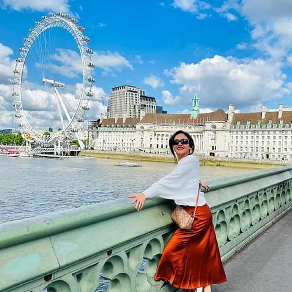 अभिनेत्री अमृता खानविलकर नुकतीच आईवडिलांसोबत लंडन फिरायला गेली. या लंडन ट्रिपचे फोटो तिने सोशल मीडियावर पोस्ट केले आहेत. याच फोटोंवर कमेंट करत एका युजरने अमृताला तिच्या पतीविषयी प्रश्न विचारला.