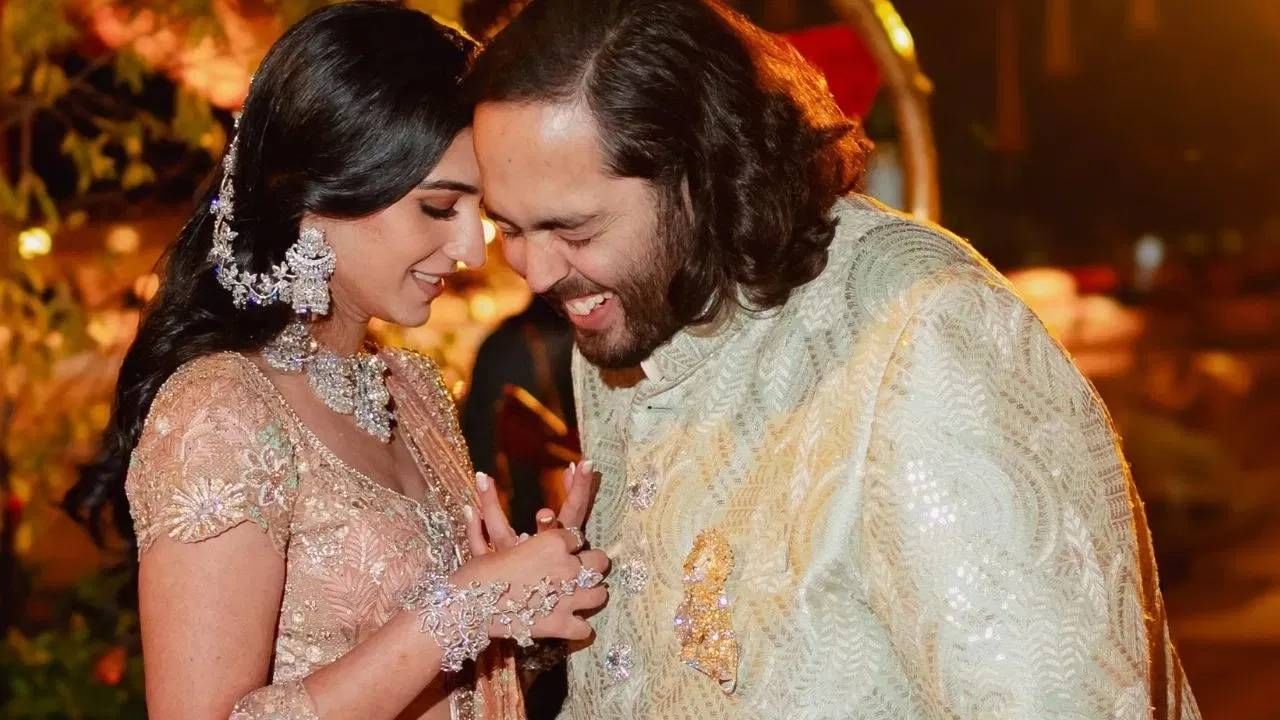 Anant Ambani Wedding : मुकेश अंबानींनी रिलायन्सच्या कर्मचाऱ्यांना गिफ्ट बॉक्स दिला, त्यात काय आहे?