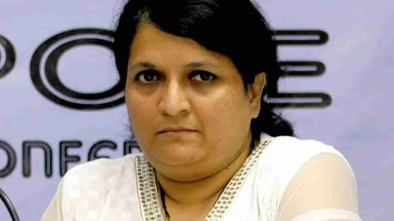 Anjali Damania : त्यांनी असले फालतू डायलॉग त्यांच्या खिशात ठेवावे, अंजली दामानिया संतापल्या, दिला असा इशारा