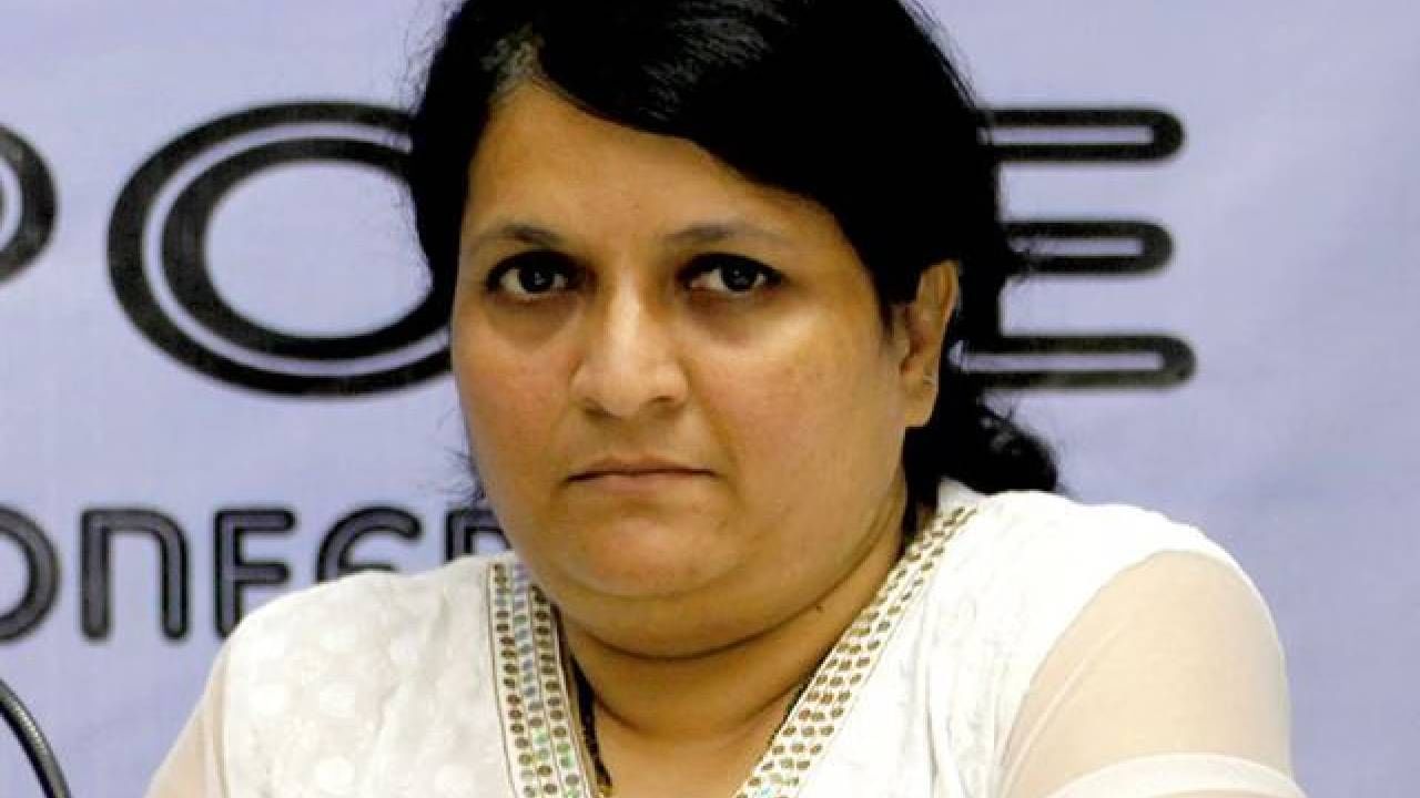 Anjali Damania : 'त्यांनी असले फालतू डायलॉग त्यांच्या खिशात ठेवावे', अंजली दामानिया संतापल्या, दिला असा इशारा