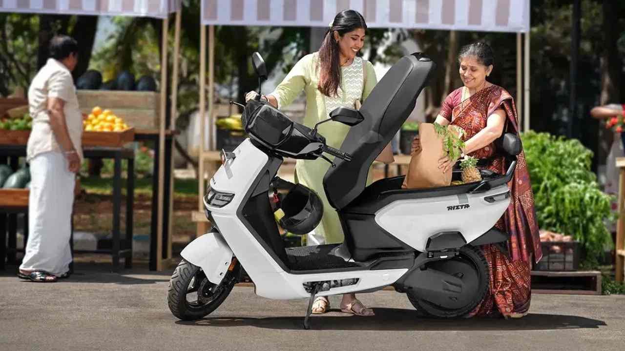 Ather Rizta : एथर रिज्टाला या वर्षीच लॉन्च केलय. ही ई-स्कूटर मोठी सीट आणि चांगल्या स्टोरेजसह येते. ओलाप्रमाणे या स्कूटरमध्ये सुद्धा 34 लीटरचा बूट स्पेस मिळतो. पण एथर रिज्टाच्या स्टोरेजमध्ये जास्त जागा आहे. हेलमेट सहजतेने ठेवता येईल. याची एक्स-शोरूम किंमत 1,09,999 रुपये आहे. (Ather)