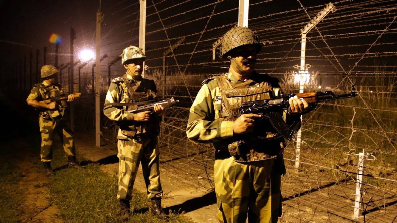 बीएसएफमध्ये मेगा भरती, 'ही' पदे जाणार भरली, दहावी पास ते पदवीधर उमेदवारांसाठी मोठी संधी बीएसएफमध्ये मेगा भरती, 'ही' पदे जाणार भरली, दहावी पास ते पदवीधर उमेदवारांसाठी मोठी संधी