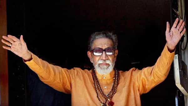 ठाकरे कुटुंबाचा महाराष्ट्राच्या राजकारणात मोठा दबदबा आहे. पण याच ठाकरे कुटुंबातील एकाने राजकारणाचा वारस सोडून वेगळी वाट पकडली आहे. जाणून घ्या अभिनेता बनणारा पहिला ठाकरे कोण?