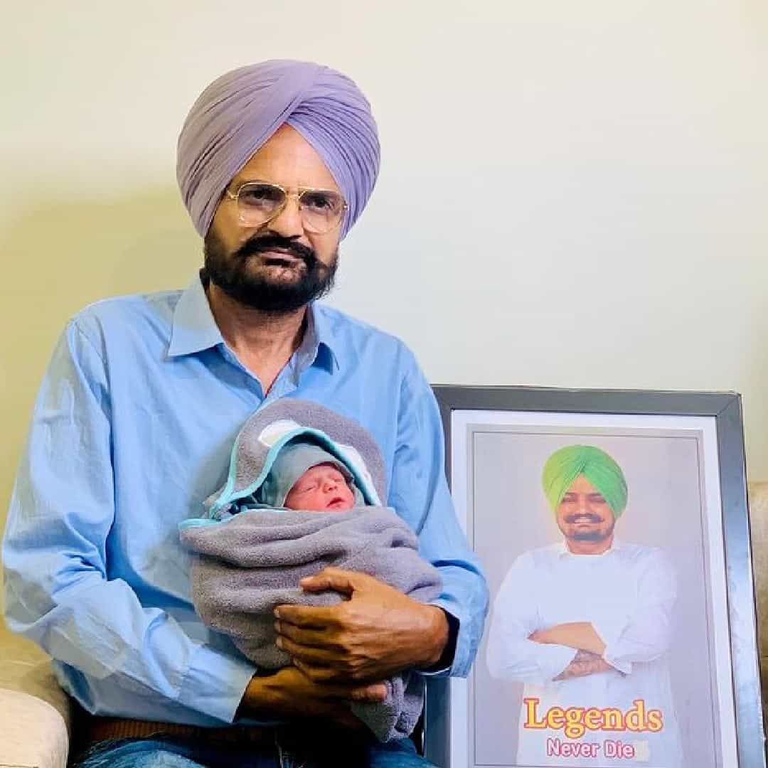 पंजाबी गायक सिद्धू मूसेवालाच्या निधनानंतर त्याचे आईवडील खूप खचले होते. पंजाबमधील मनसा जिल्ह्यात सिद्धूची गोळ्या झाडून हत्या करण्यात आली होती. आता त्याच्या मृत्यूच्या दोन वर्षांनंतर मूसेवालांच्या कुटुंबात चिमुकल्या पाहुण्याचं आगमन झालं आहे.