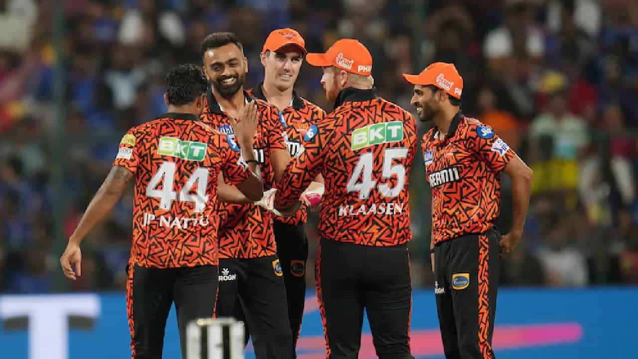 आयपीएल 2024 मधील पहिला प्ले-ऑफमधील सामना केकेआर आणि हैदराबाद यांच्यात सुरू आहे. या सामन्यामध्ये केकेआरचा फॉर्म पाहता पारडं जड मानलं जात आहे. मात्र केकेआर संघासाठी सनरायजर्स हैदराबाद संघाचा स्टार बॉलर भुवनेश्वर कुमार धोका असणार आहे. कारण अहमदाबादमधील नरेंद्र मोदी स्टेडियममध्ये त्याची कामगिरी दमदार राहिली आहे.