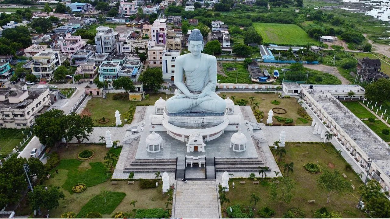 प्रत्येक दिवशी नवा जन्म होतो, प्रत्येक दिवशी नवी सुरुवात होते, प्रत्येत रात्र अनंत असते.