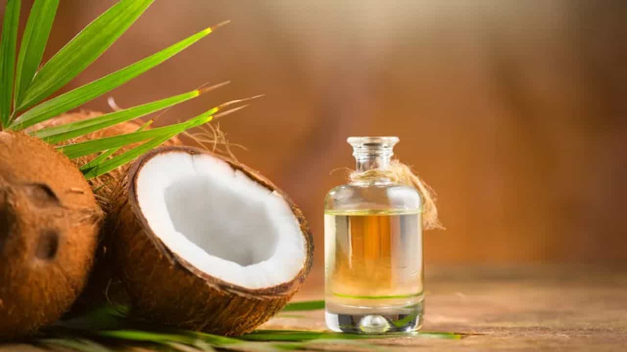 नारळ तेलामुळे फॅटी एसिडचे सहज पचन होते. नारळ तेल फॅट म्हणून शरीरात जमा होत नाही. उलट क्विक सोर्स ऑफ एनर्जी म्हटले जाते. यामुळे पोट भरलेले वाटते आणि भूख कमी लागते. परिणामी वजन कमी होते.