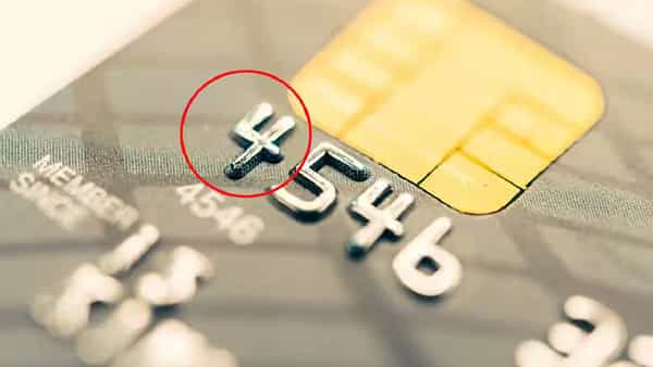 क्रेडिट कार्डचा पहिला क्रमांक हा कंपनी अथवा मेजर इंडस्ट्री आयडेंटिफायरचा(MII) असतो. क्रेडिट कार्ड VISA चे असेल तर क्रमांक 4 ने सुरु होईल. जर Mastercard असेल तर हा क्रमांक 5 ने सुरु होतो. रुपे कार्ड असेल तर क्रमांक 6 चा वापर होतो.